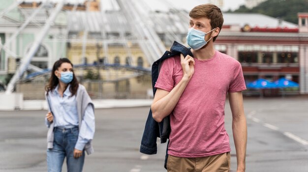 Amigos com máscaras olhando para longe