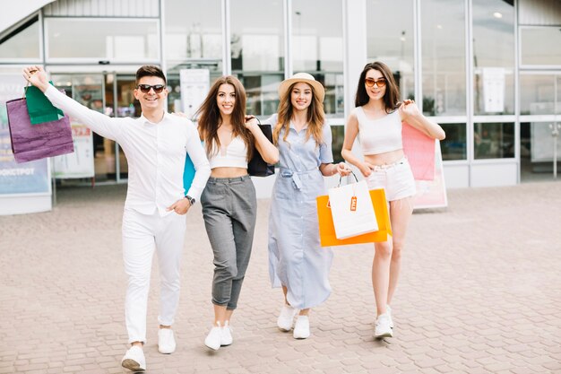 Amigos com sacolas de compras