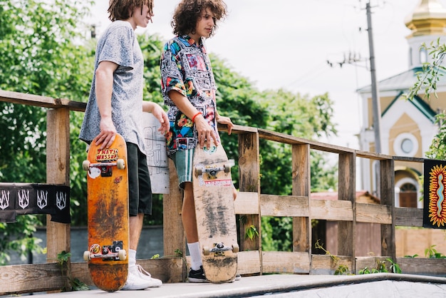 Amigos com skates na rampa