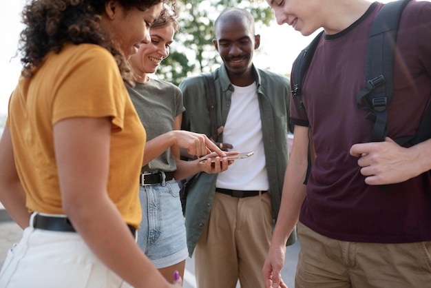 Foto grátis amigos com smartphone de perto