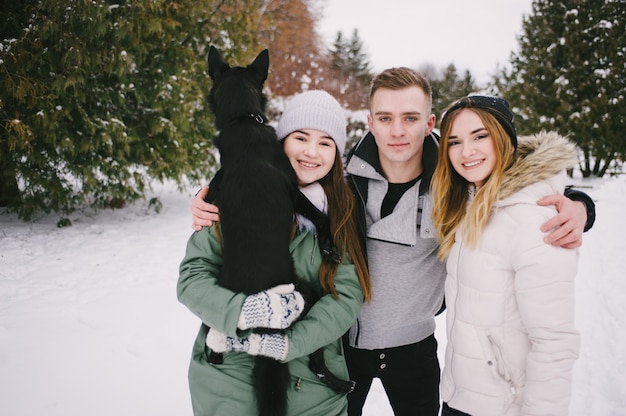 Foto grátis amigos com um cachorro