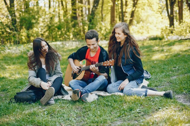 Amigos, com, um, guitarra