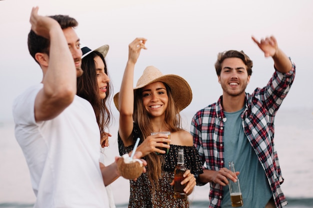 Foto grátis amigos com uma festa na praia