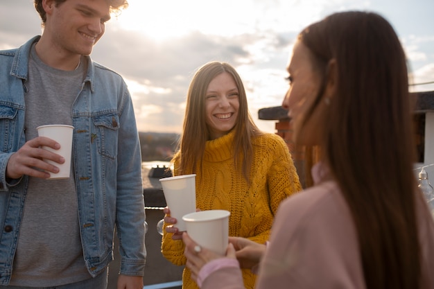 Foto grátis amigos comemorando juntos de perto