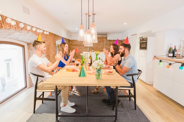 Foto grátis amigos comemorando na mesa