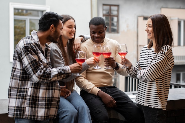 Amigos comemorando taças de vinho em uma reunião