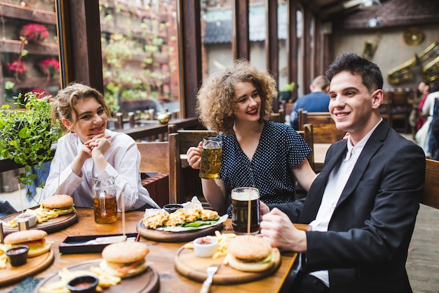 Amigos comendo e conversando no restaurante