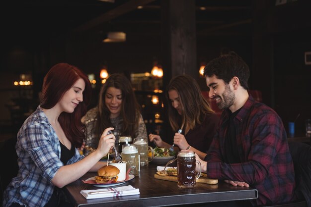 Amigos comendo em bar