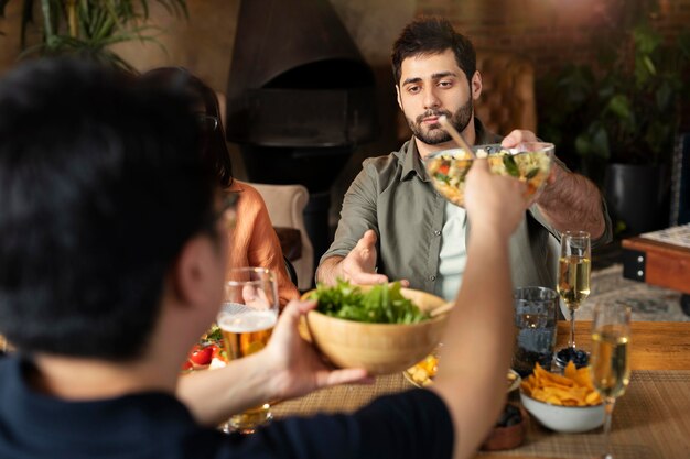 Amigos comendo juntos de perto