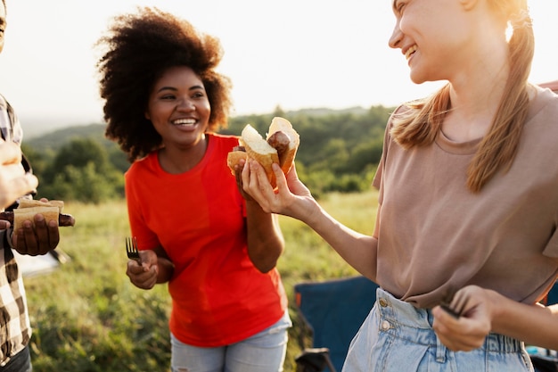 Amigos comendo juntos de perto