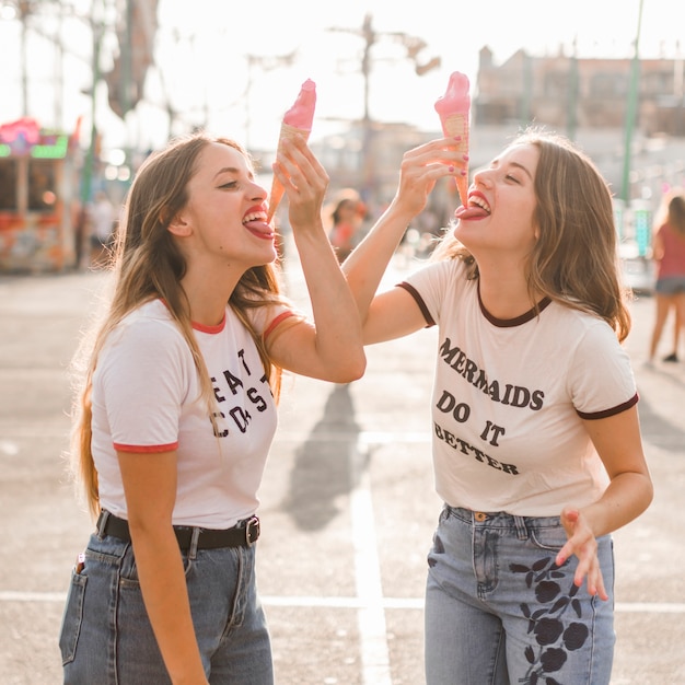 Amigos, comendo um sorvete, em, a, parque divertimento