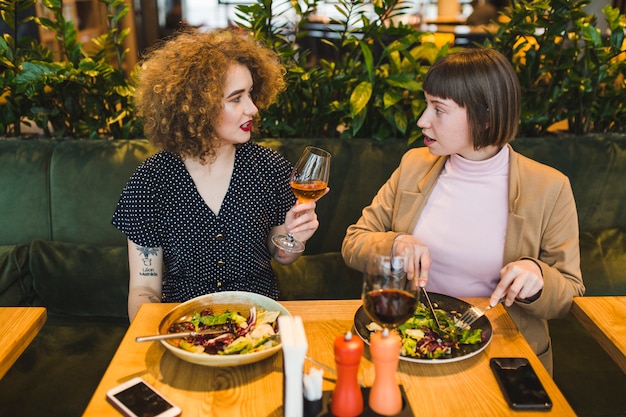 Amigos, comer, em, restaurante