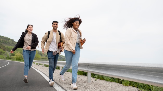 Foto grátis amigos completos caminhando juntos