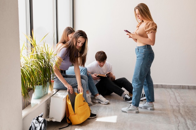 Amigos completos com mochila