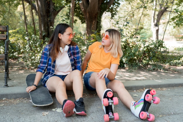 Amigos completos sentados ao ar livre