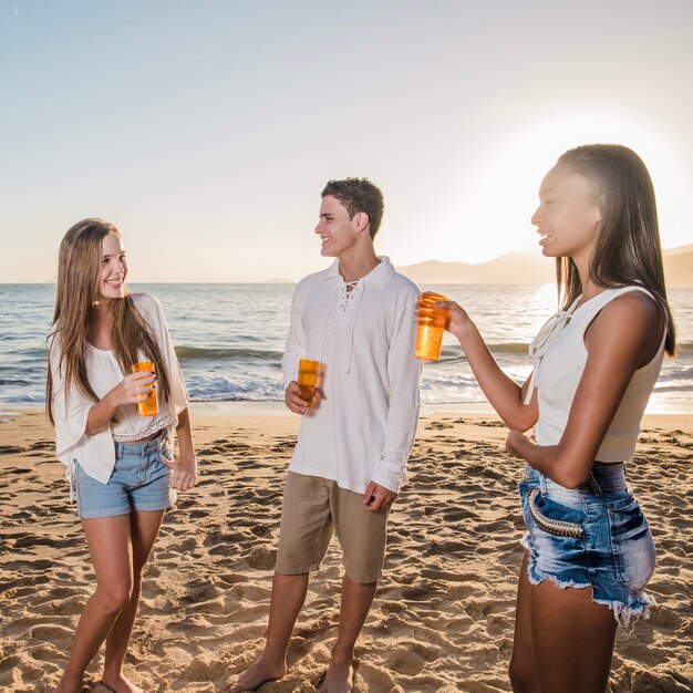 Amigos conversando na festa na praia