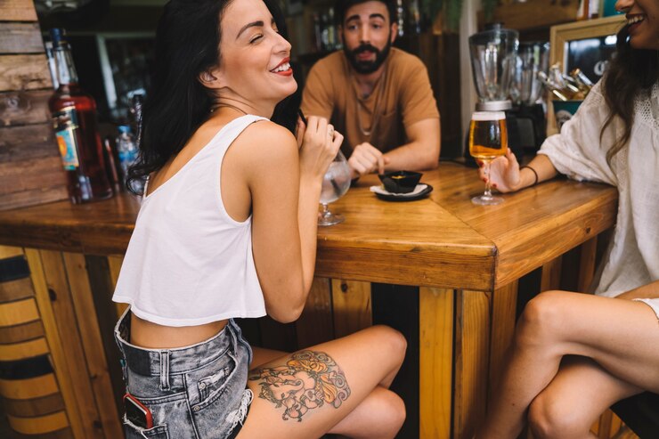 Foto grátis amigos conversando na mesa