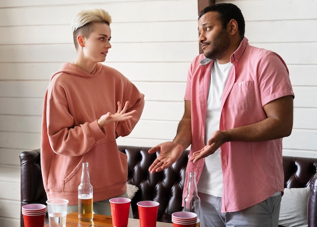 Foto grátis amigos conversando sobre um jogo de beer pong