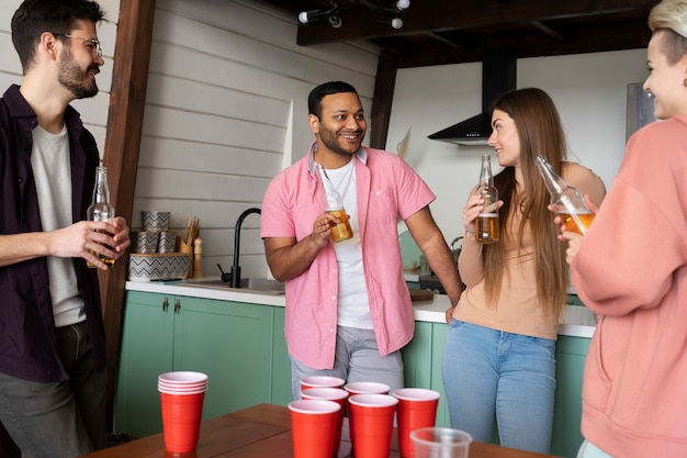 Amigos conversando sobre um jogo de beer pong