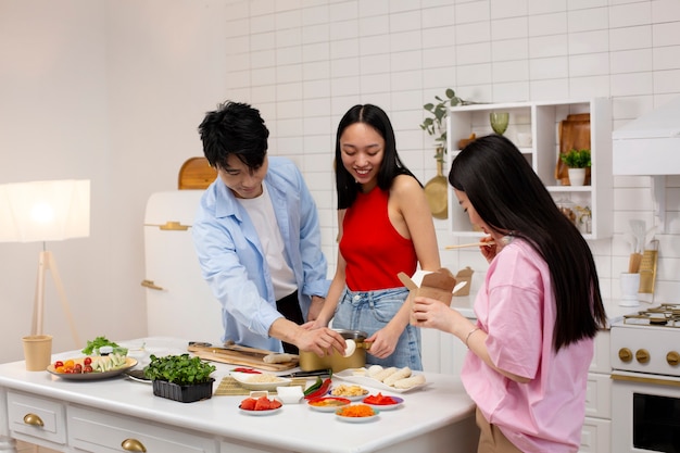 Amigos cozinhando comida japonesa juntos