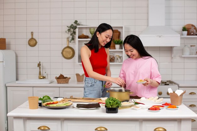 Amigos cozinhando comida japonesa juntos