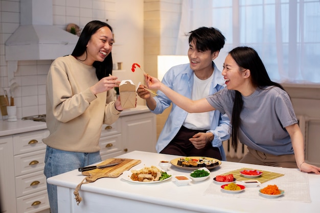 Amigos cozinhando comida japonesa juntos