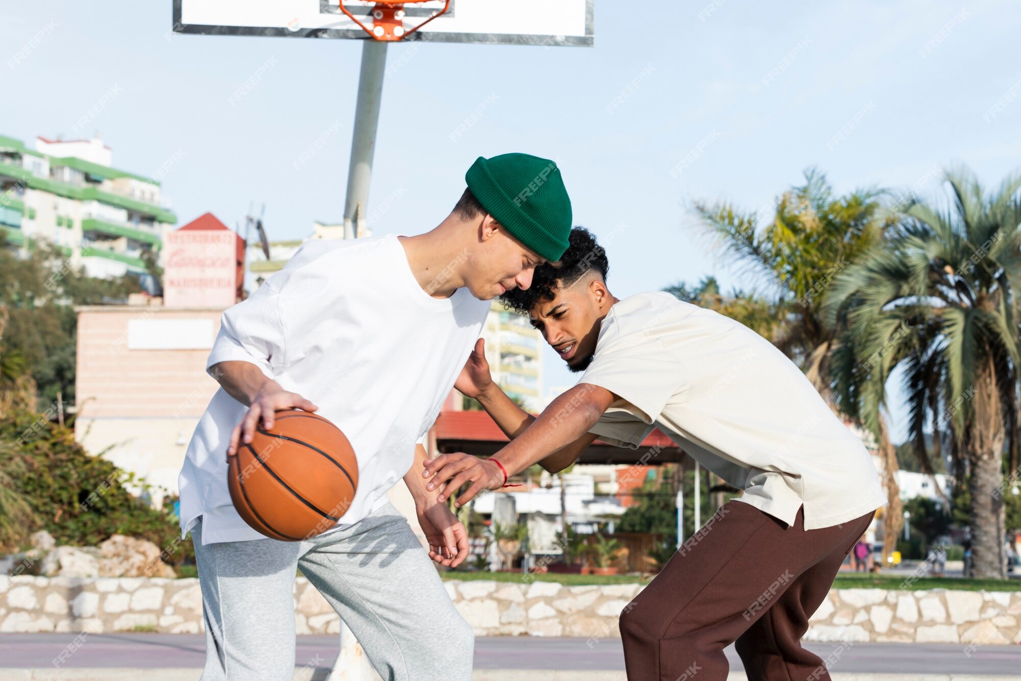 Duas Bolas Do Basquetebol Que Estão Sendo Jogadas Na Cesta Ao Mesmo Tempo  Foto de Stock - Imagem de carros, menino: 140485258