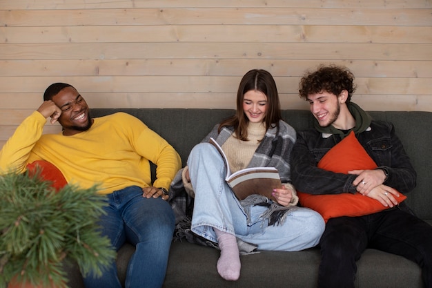 Foto grátis amigos curtindo suas férias juntos