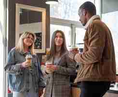 Foto grátis amigos curtindo uma xícara de café