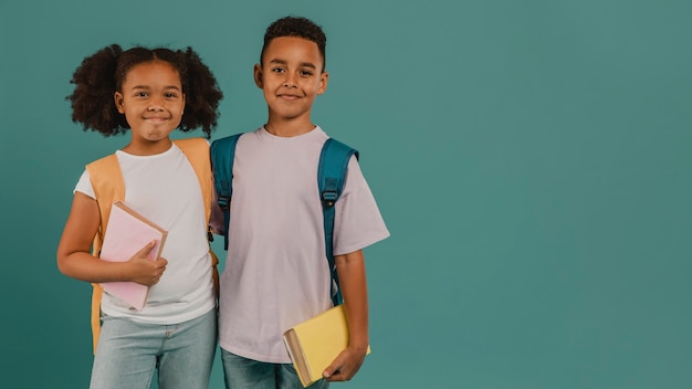 Amigos da escola felizes copiam espaço