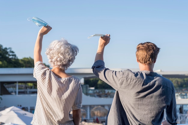 Amigos da vista traseira comemorando o fim da quarentena