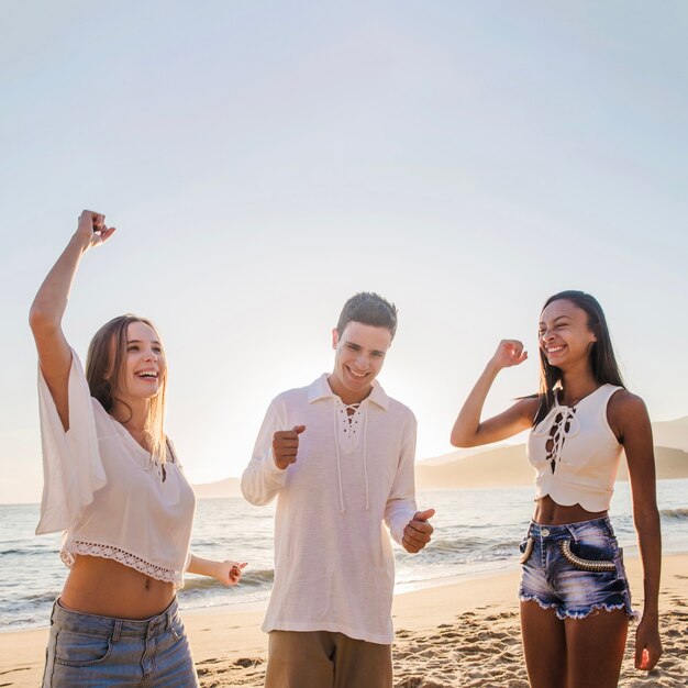 Amigos dançando na praia