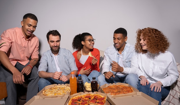 Foto grátis amigos dando uma festa lotada em casa