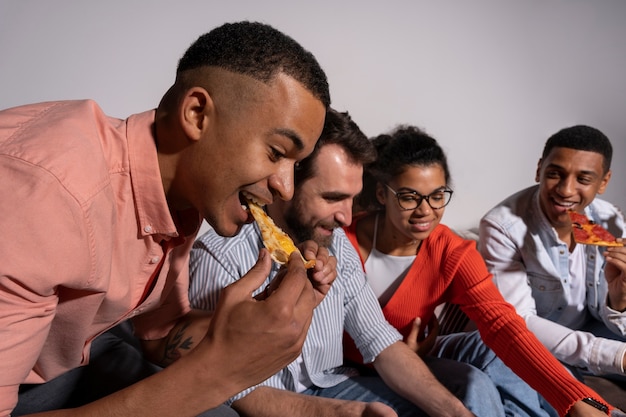 Foto grátis amigos dando uma festa lotada em casa