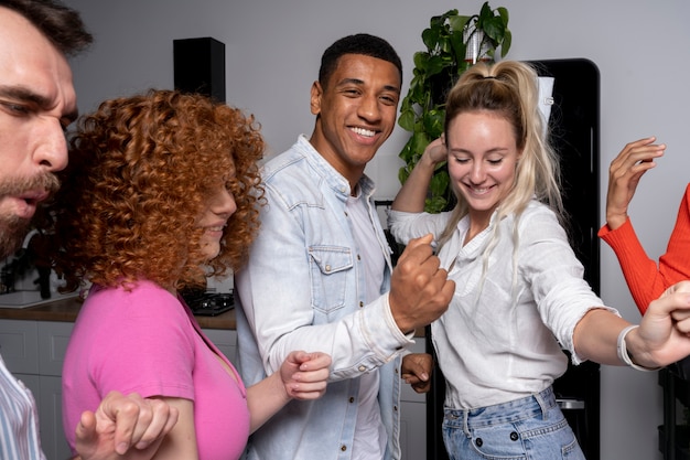 Amigos dando uma festa lotada em casa