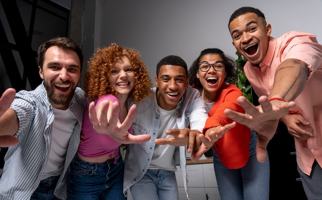 Amigos dando uma festa lotada em casa