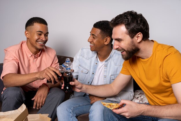 Amigos dando uma festa lotada em casa