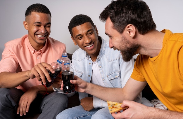 Amigos dando uma festa lotada em casa