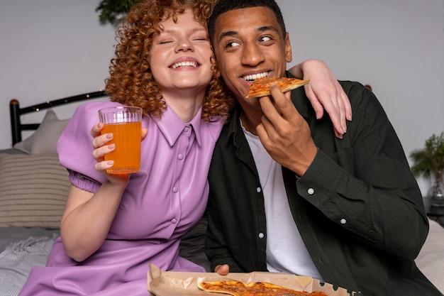 Foto grátis amigos dando uma festa lotada em casa