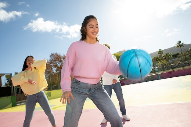 Amigos de adolescentes se divertindo juntos