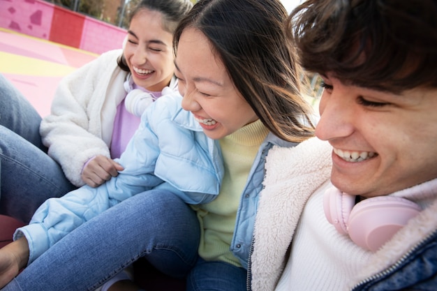 Amigos de adolescentes se divertindo juntos