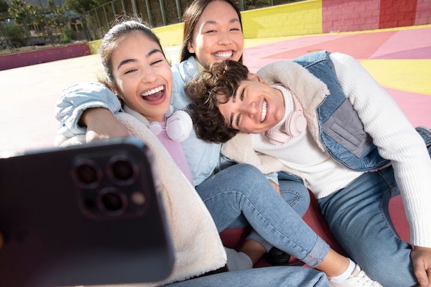 Amigos de adolescentes se divertindo juntos