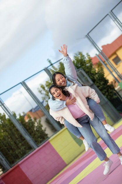 Amigos de adolescentes se divertindo juntos