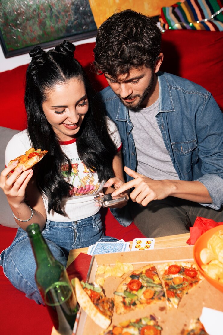 Foto grátis amigos de alto ângulo a comer pizza.