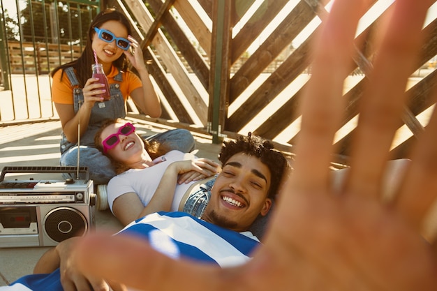 Foto grátis amigos de alto ângulo a passar tempo juntos