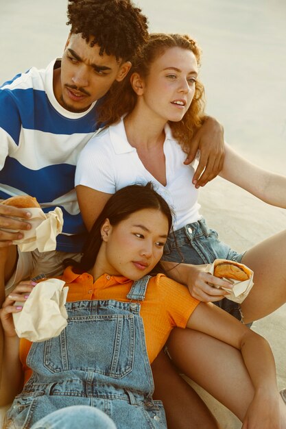 Amigos de alto ângulo com comida deliciosa