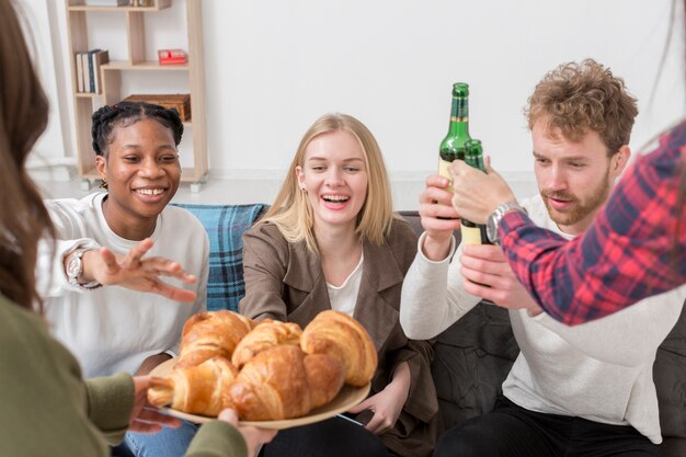 Amigos de alto ângulo com croissants