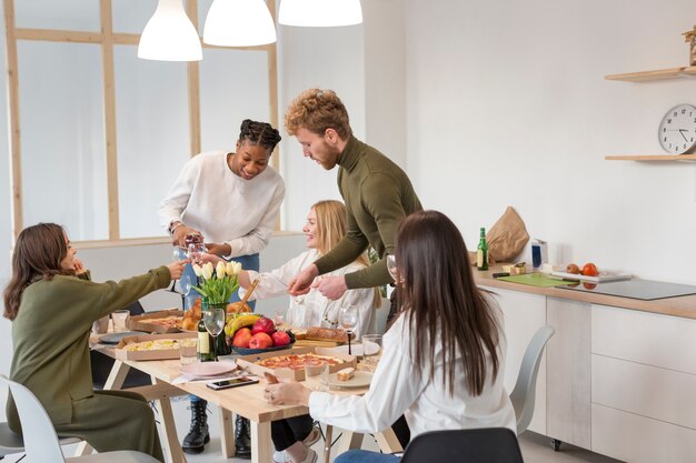 Amigos de alto ângulo comendo juntos
