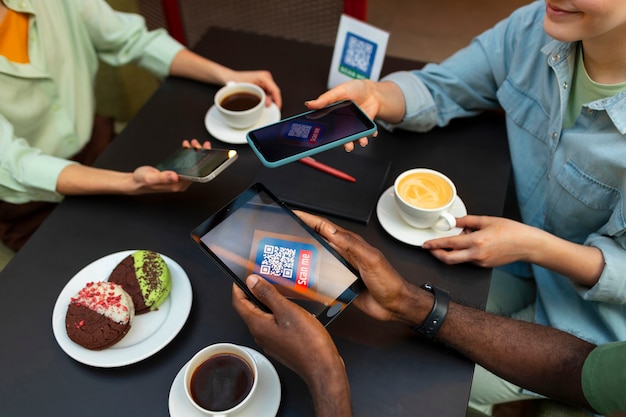 Foto grátis amigos de alto ângulo lendo menu no restaurante