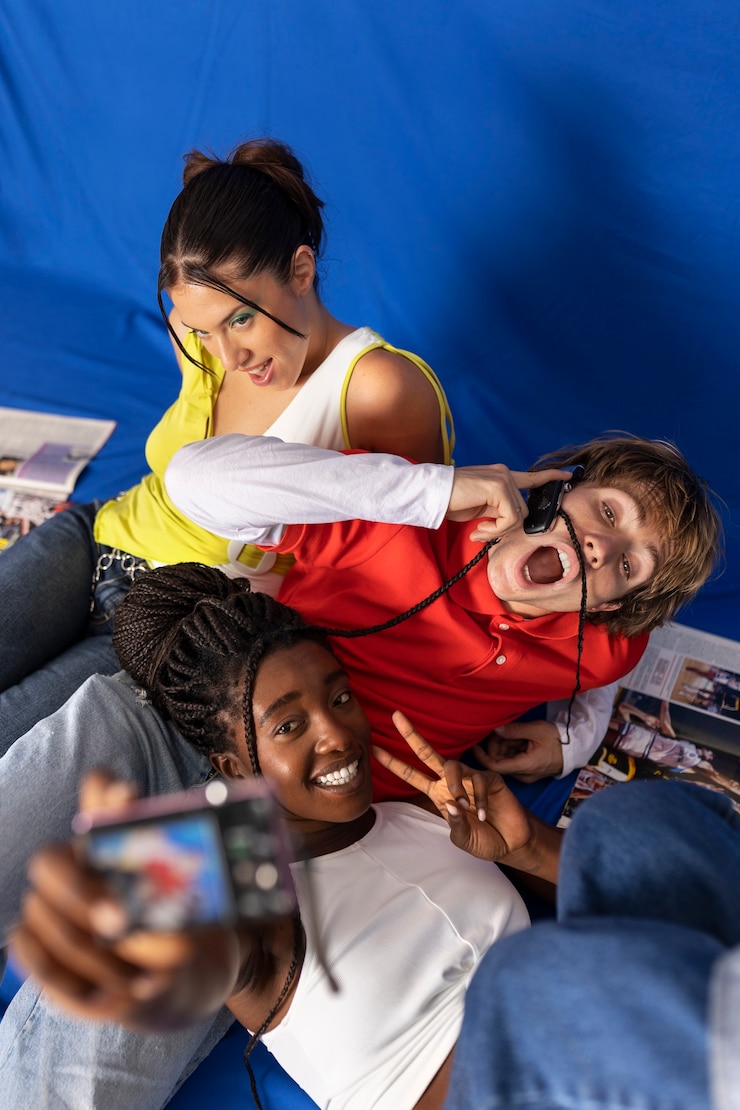 Foto grátis amigos de alto ângulo posando juntos
